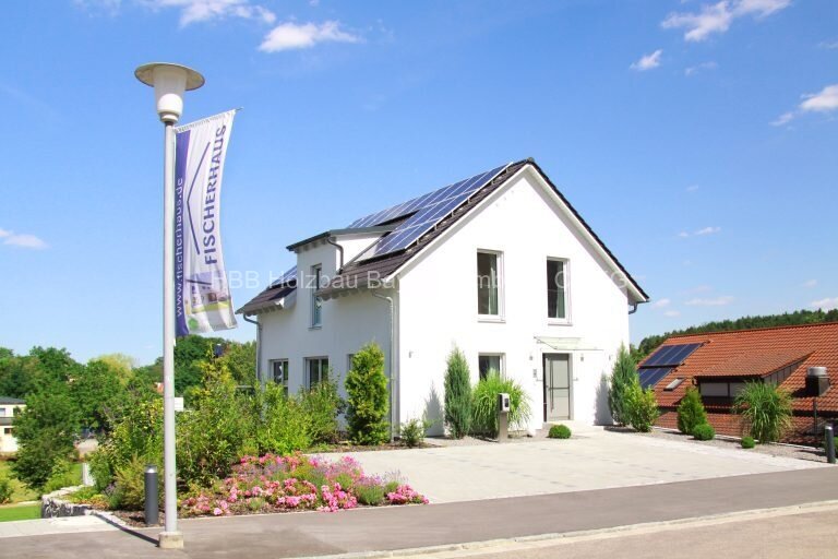 sehr schönes Grundstück mit modernem, förderfähigen Haus!